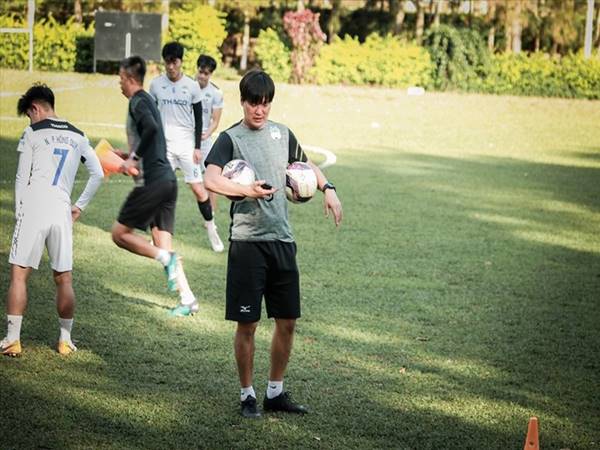 Bóng đá Việt 08/11: Trợ lý của HLV Kiatisak đầu quân cho Hà Nội FC