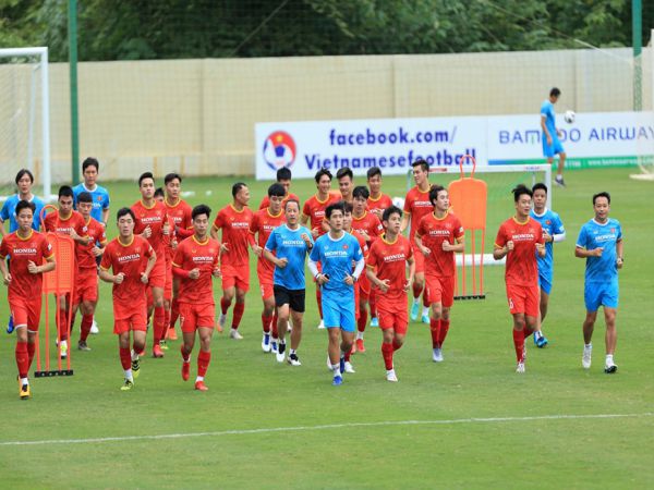 Bóng đá Việt Nam 8/11: Đội tuyển Việt Nam trở lại tập luyện