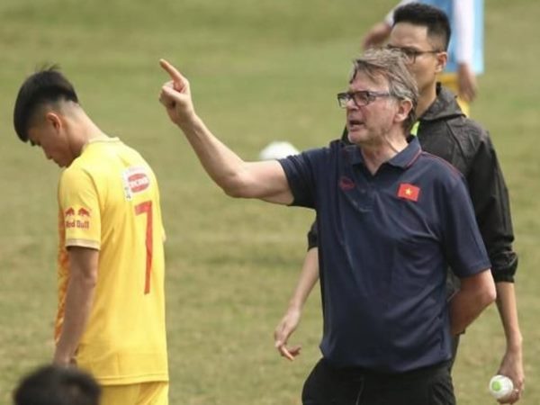HLV Philippe Troussier mang liều thuốc đắng cho bóng đá Việt Nam