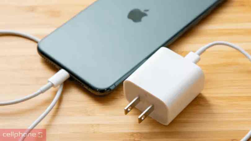 Sử dụng sạc và cáp chính hãng Apple