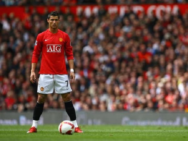 Cầu thủ sút xa hay nhất thế giới gọi tên Cristiano Ronaldo