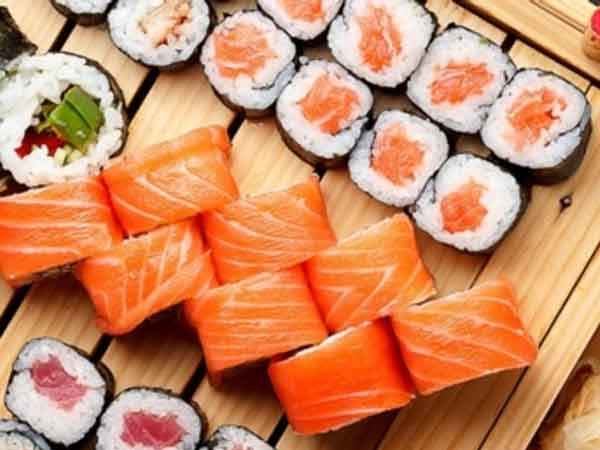 Phụ nữ mang thai cũng nên hạn chế những thực phẩm chưa chín kỹ