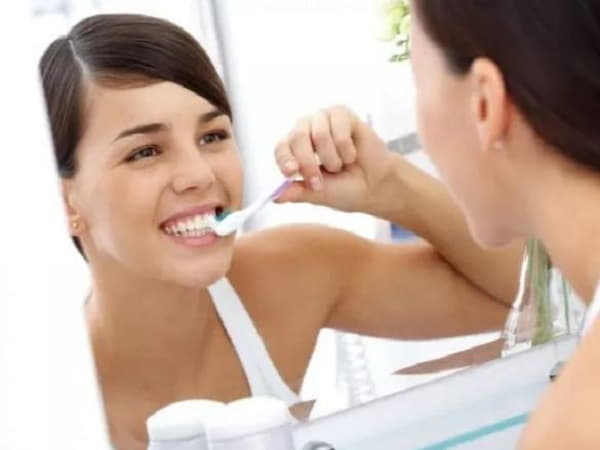 Chải răng đúng cách bằng kem đánh răng chuyên dụng