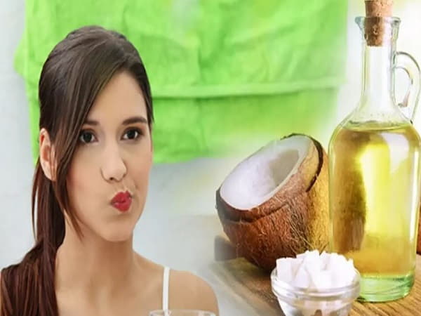 Mẹo chữa ê buốt răng sau sinh là dùng dầu dừa để súc miệng