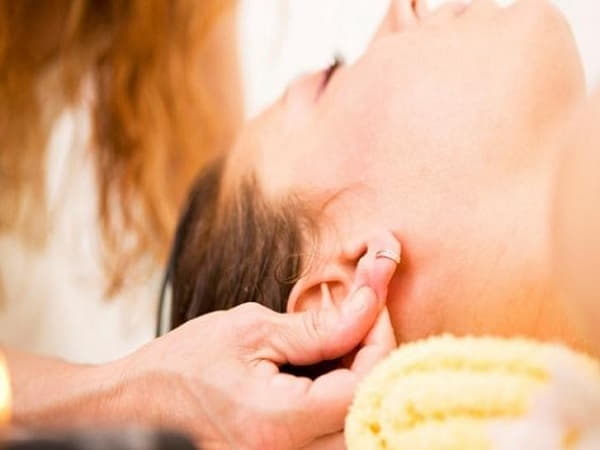 Xoa bóp tai và vùng quanh tai nhẹ nhàng